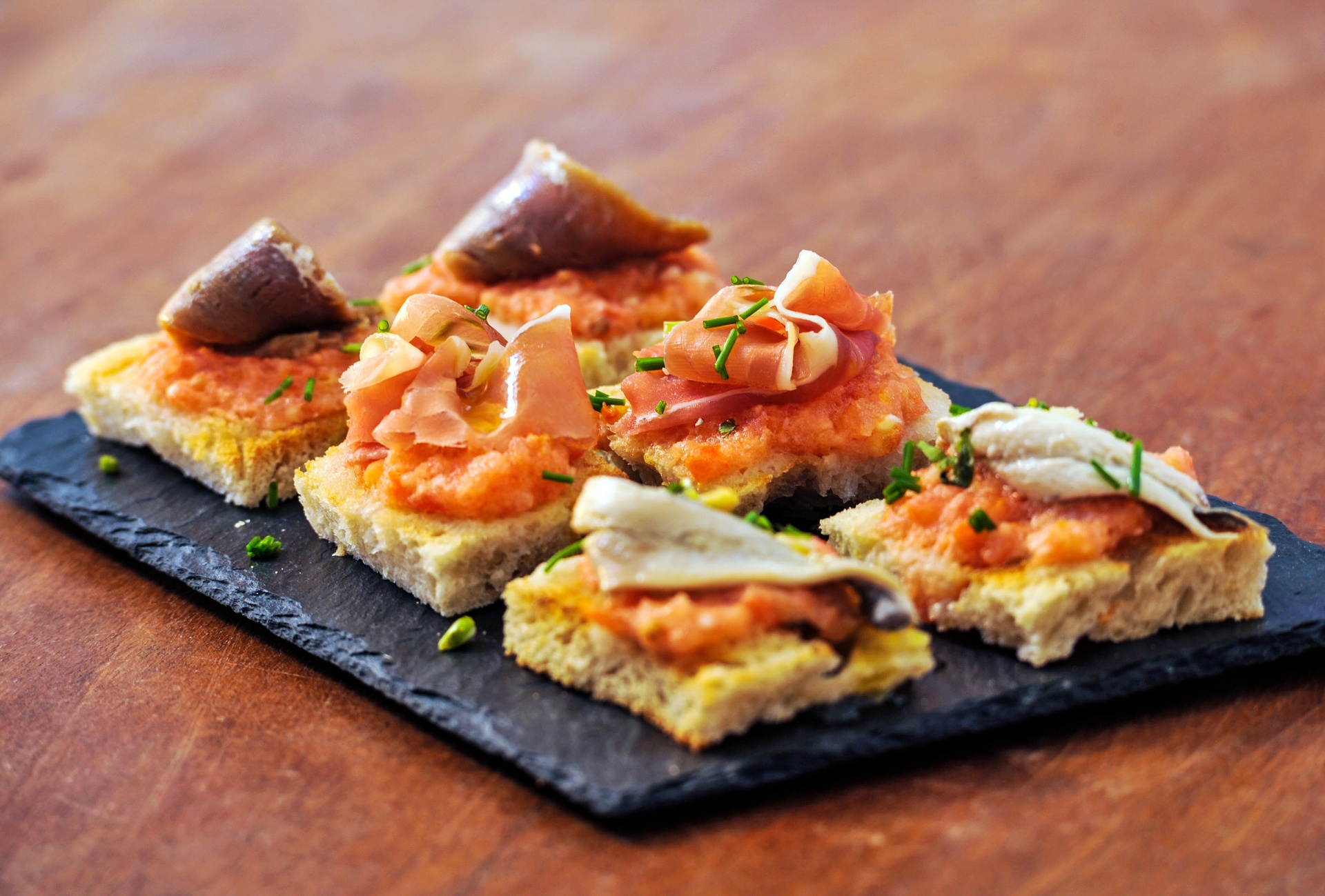 Canapés variados sobre ardósia