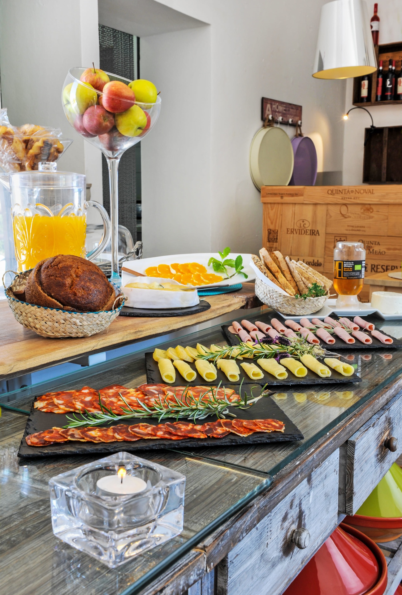 Buffet de pequeno-almoço com fruta, sumo natural, pão caseiro, queijo, enchidos e mel biológico