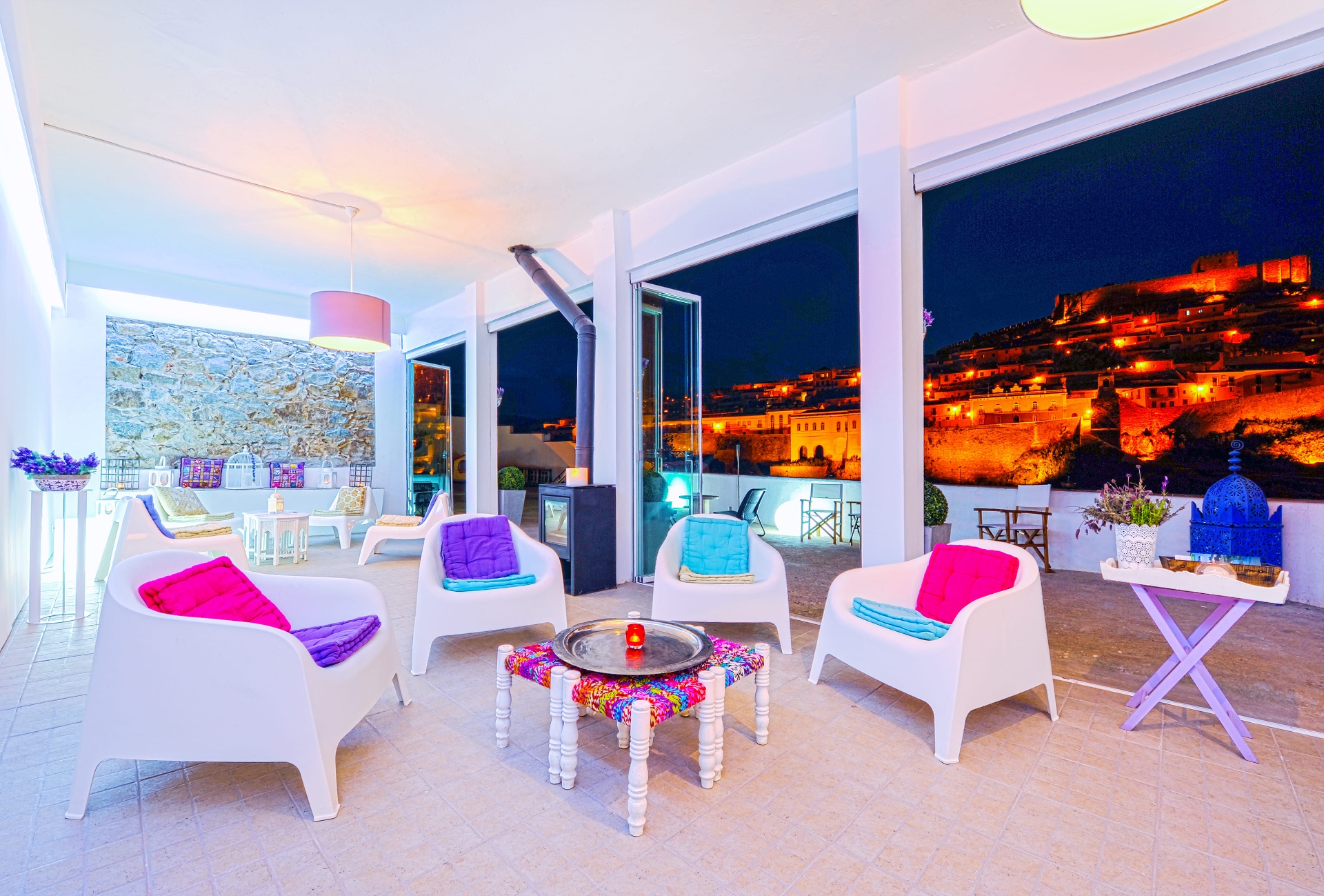 Esplanada da Casa Amarela ao anoitecer com vista para o castelo iluminado de Mértola
