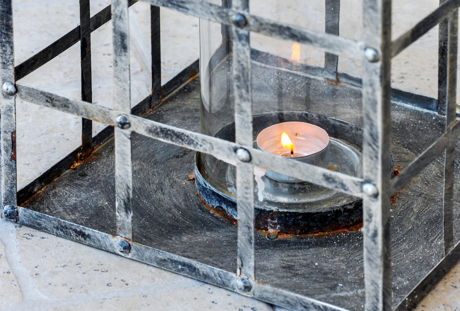 Lanterna de ferro com vela acesa, ambiente acolhedor
