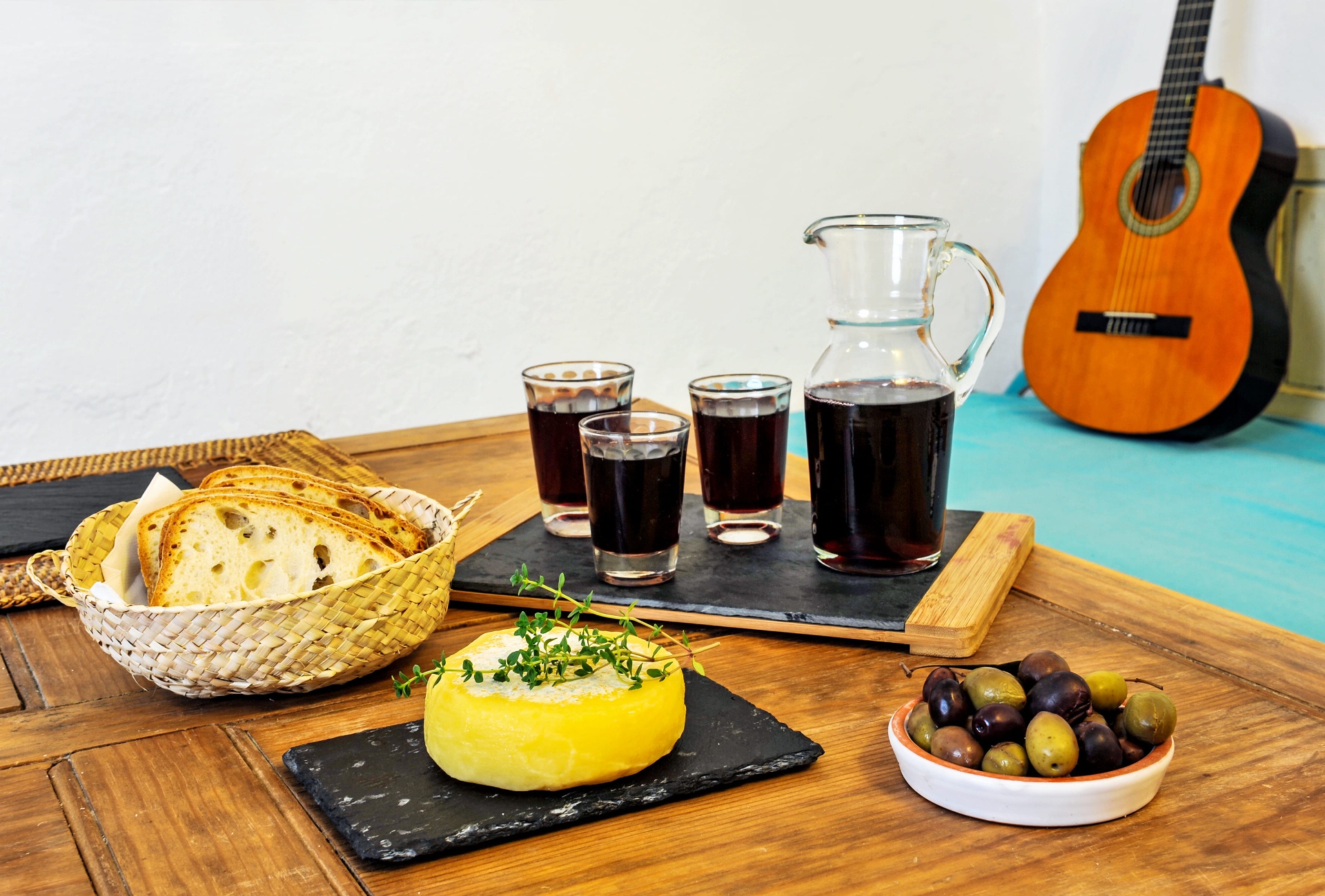 Pão alentejano, queijo curado, azeitonas e vinho tinto