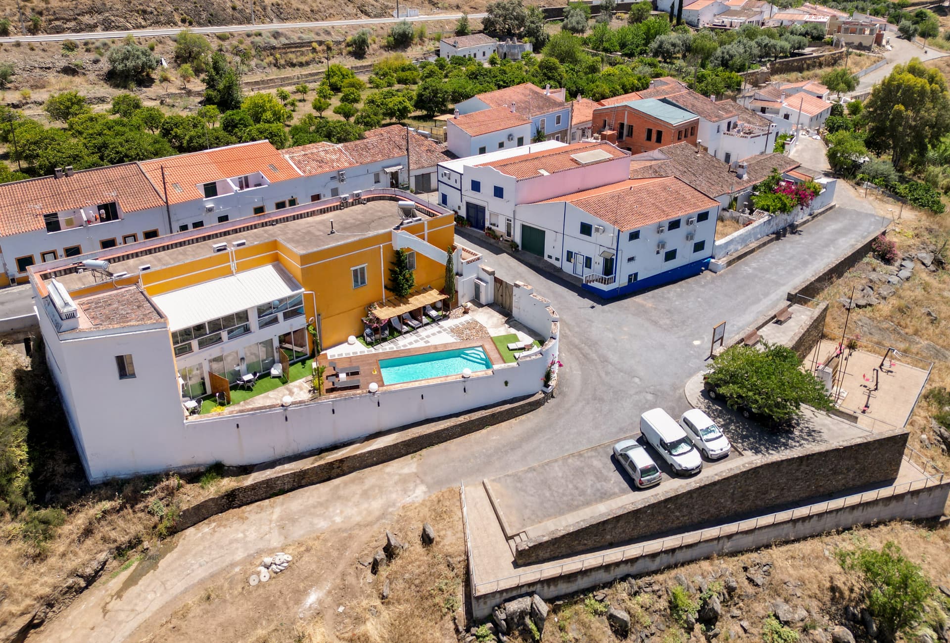 Vista aérea da aldeia junto ao Guadiana com a Casa Amarela em destaque