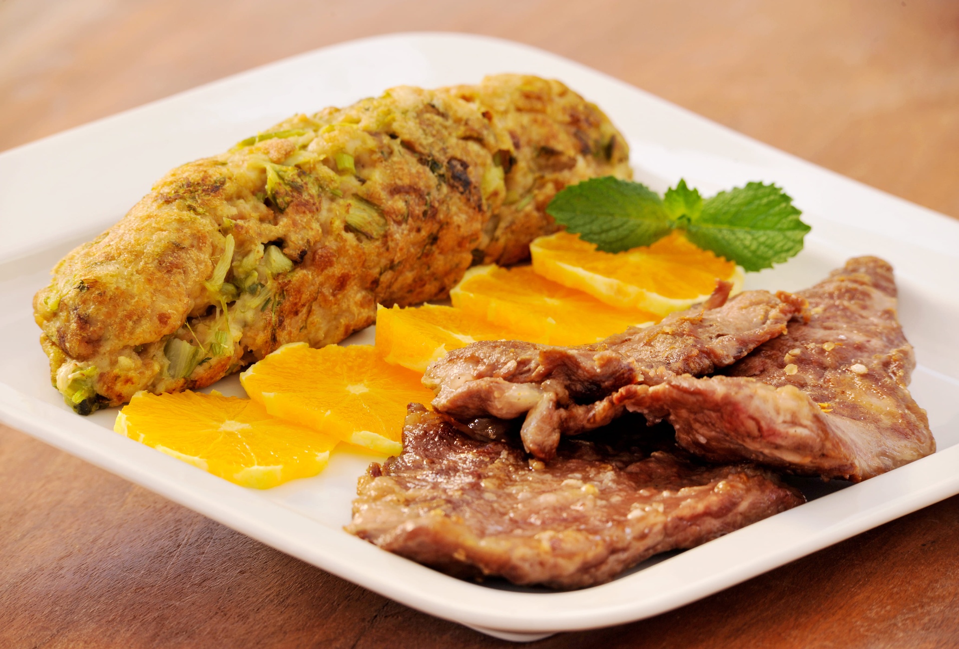 Prato de carne grelhada com laranja e açorda de coentros