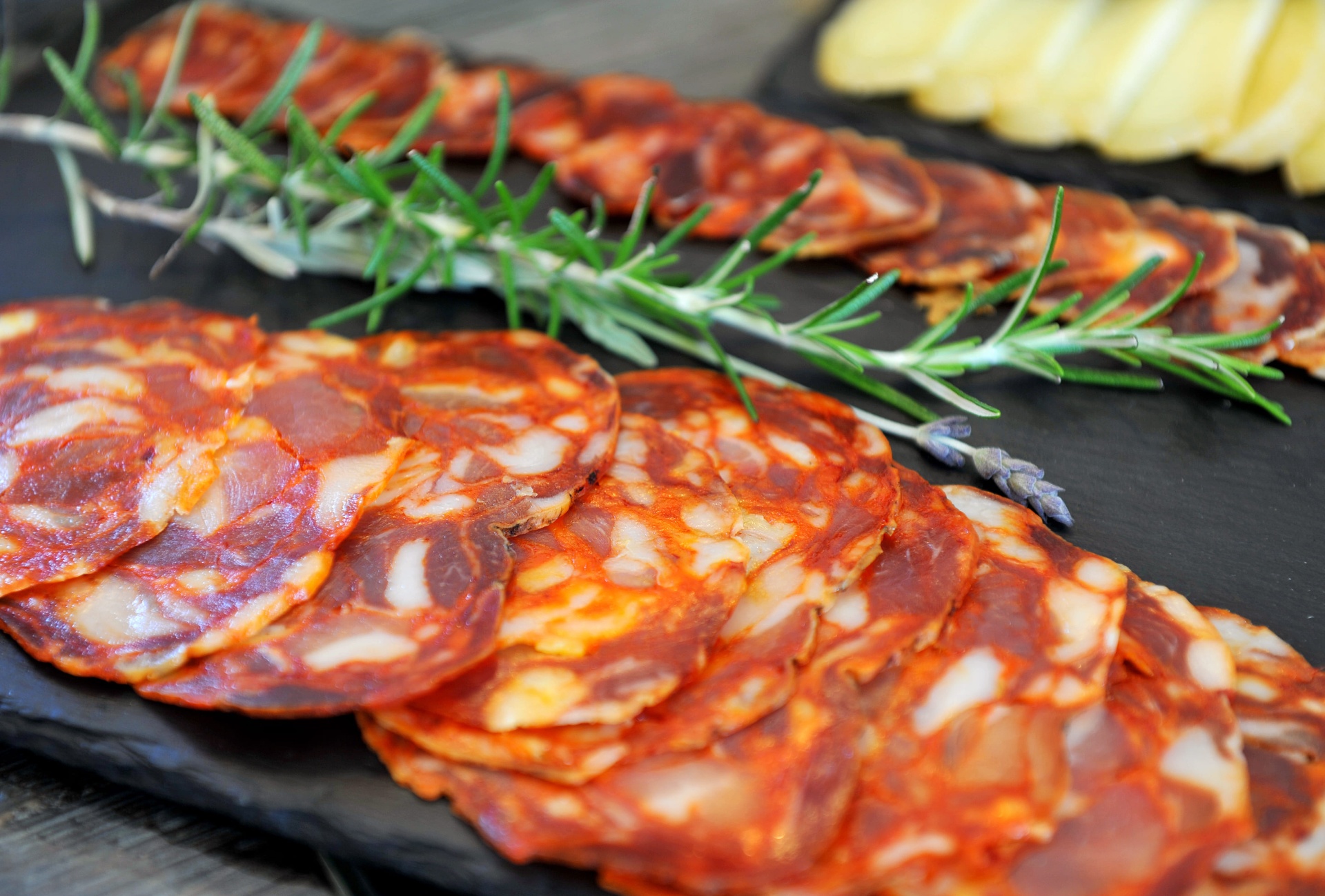 Enchidos alentejanos fatiados com ervas frescas, sabores da terra na Casa Amarela