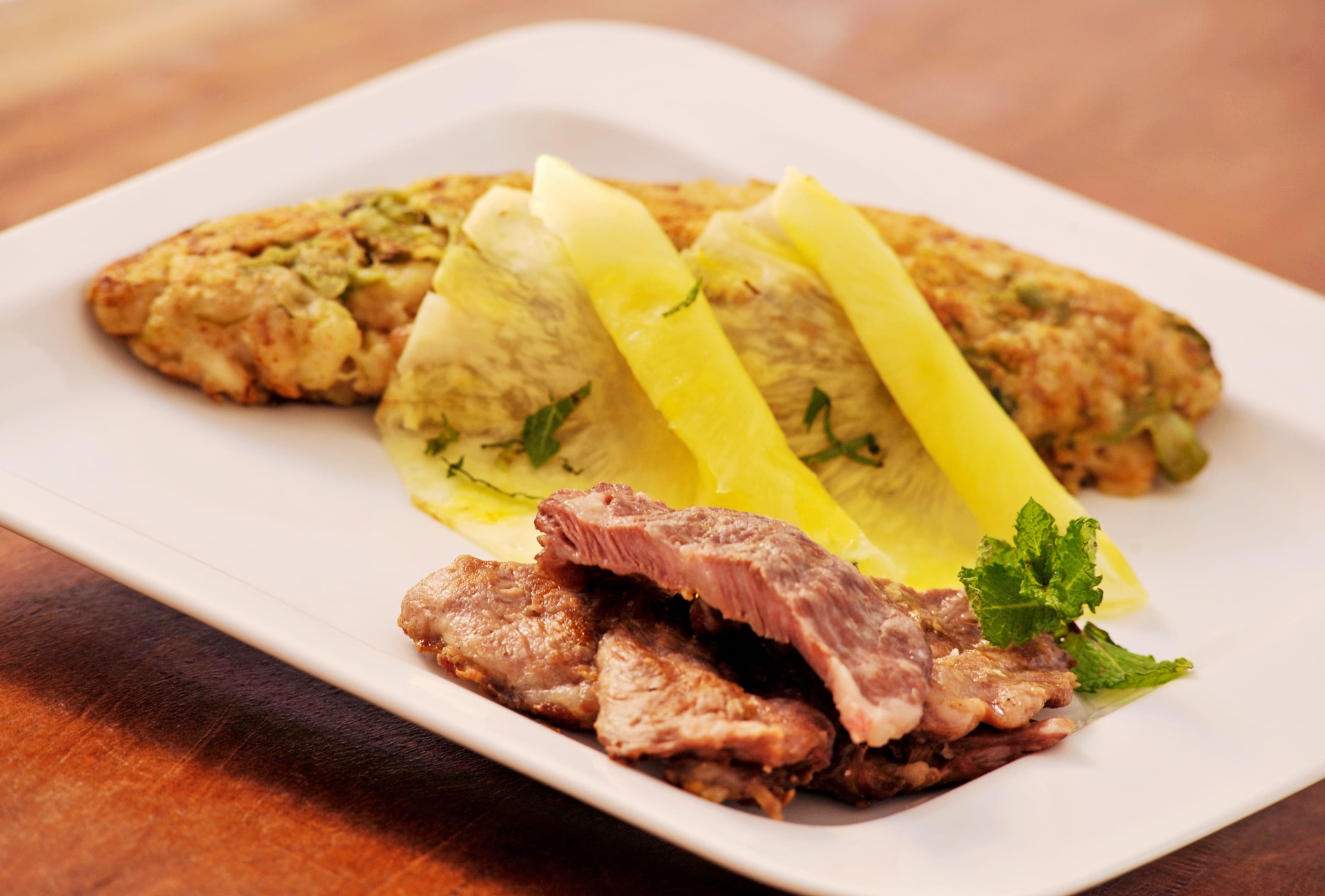 Prato de carne grelhada com omelete e lascas finas de queijo