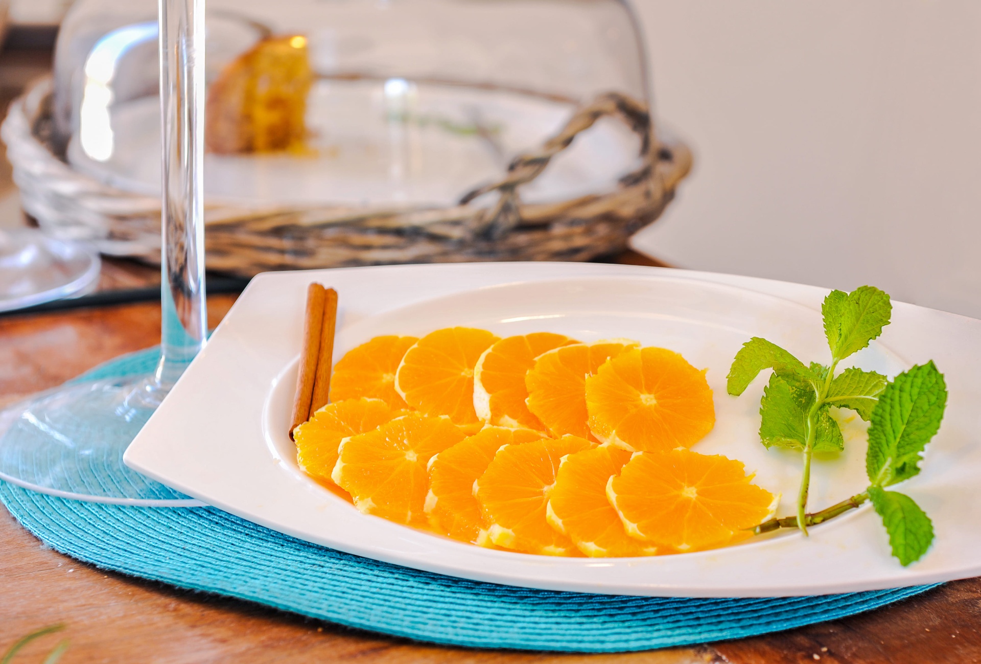 Sobremesa de laranja fatiada com canela e hortelã fresca