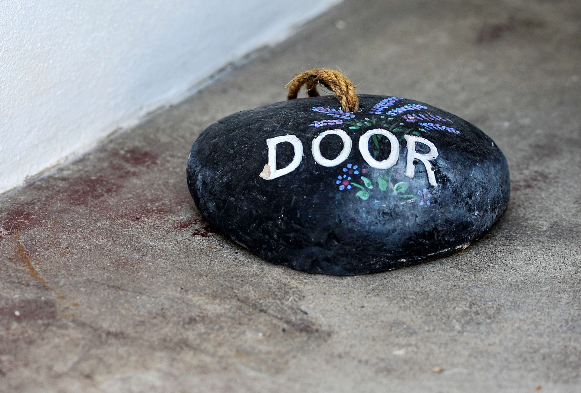 Pormenor do seixo decorativo pintado à mão junto à porta de entrada