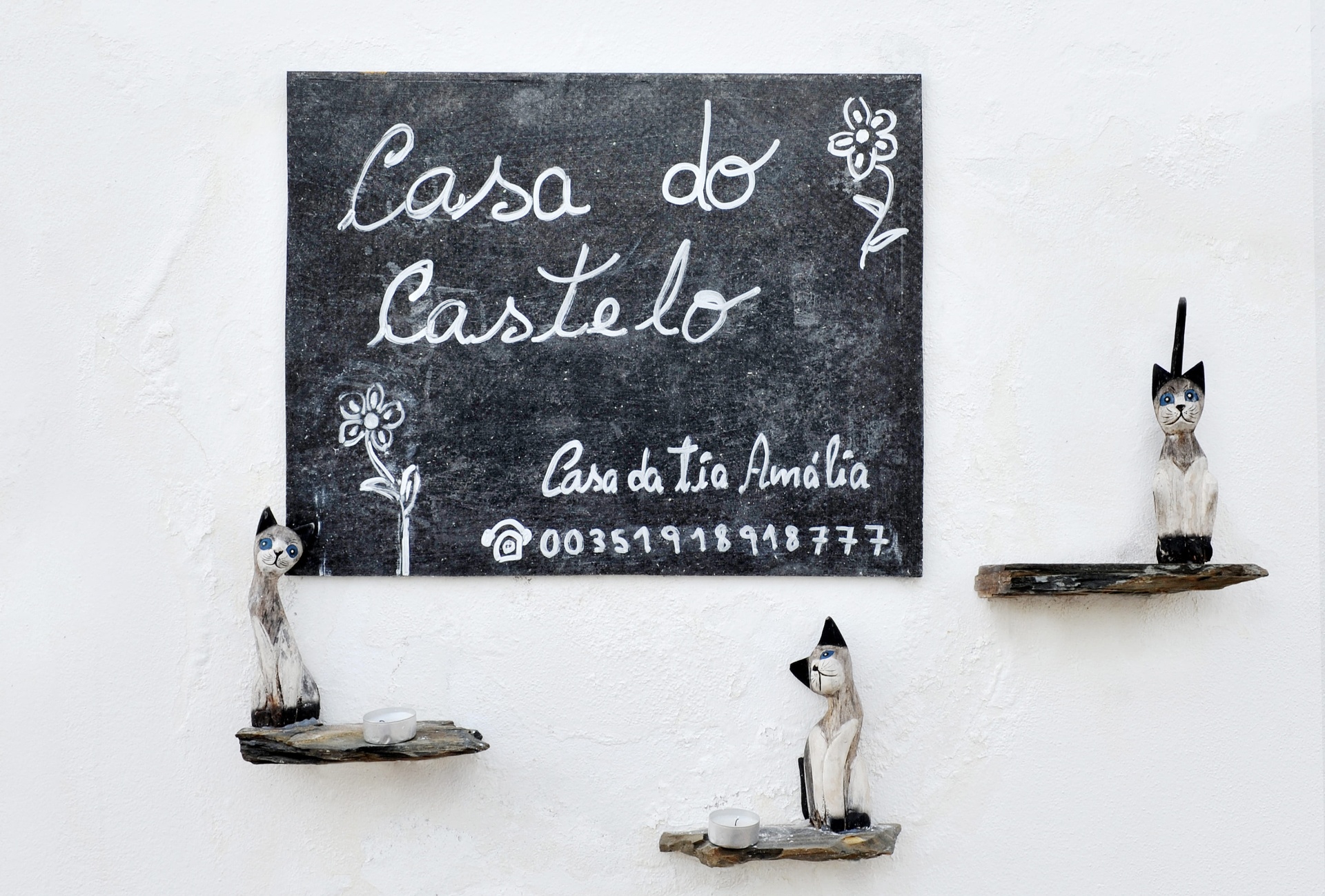 Placa Casa do Castelo com referência à Casa da Tia Amália