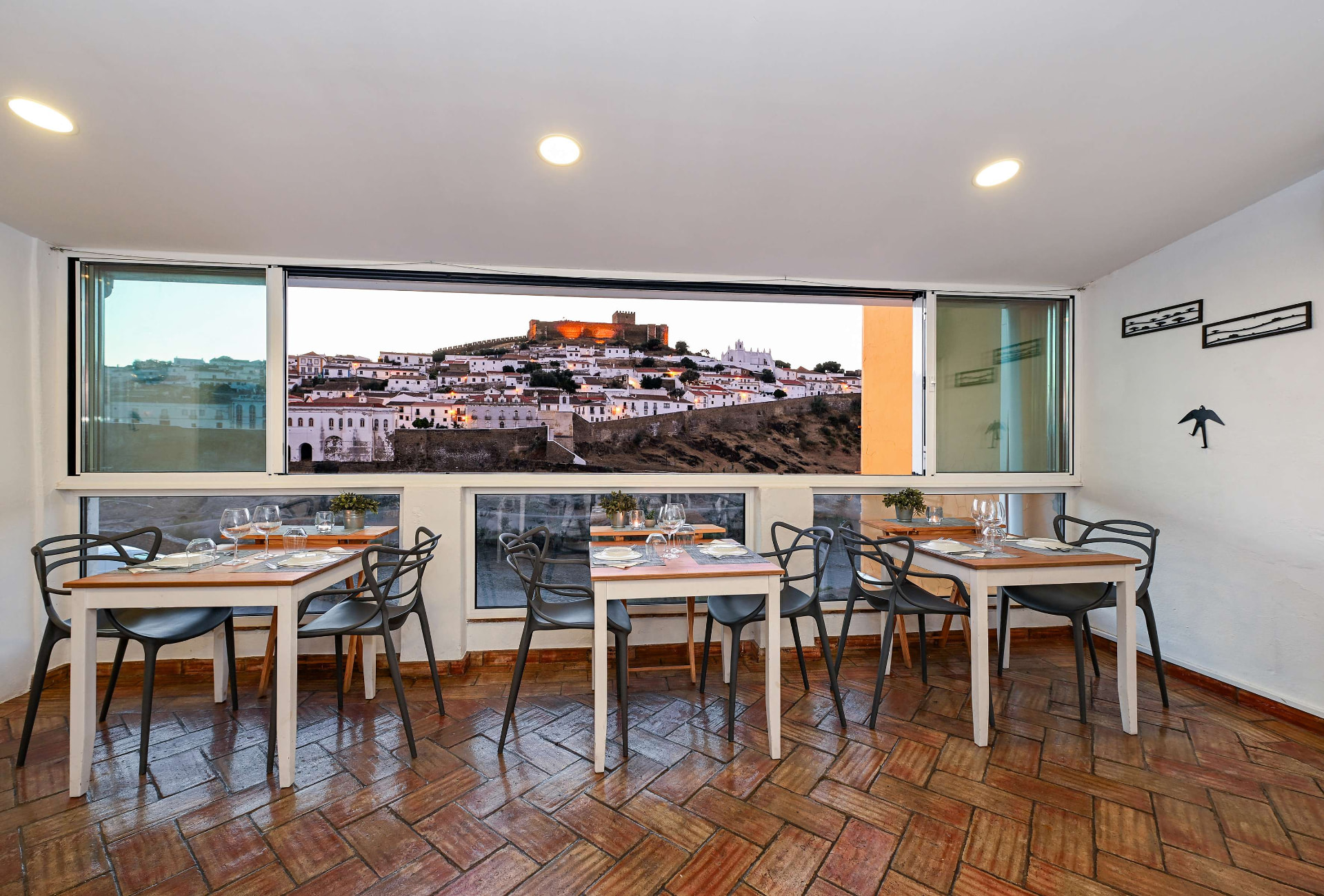Sala panorâmica da Casa Amarela preparada para grupos, com vista sobre Mértola