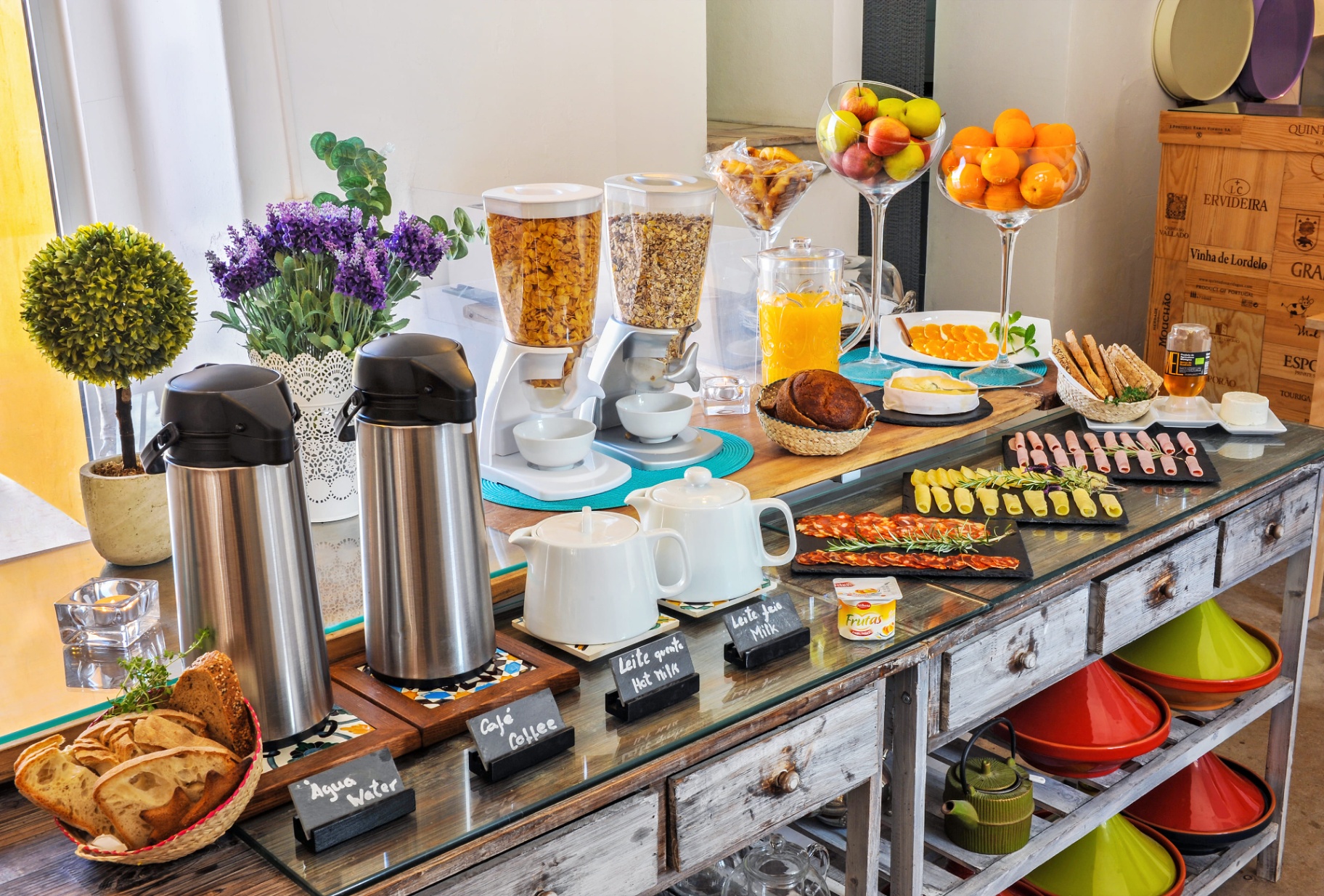Buffet de pequeno-almoço com fruta, cereais, pão e charcutaria