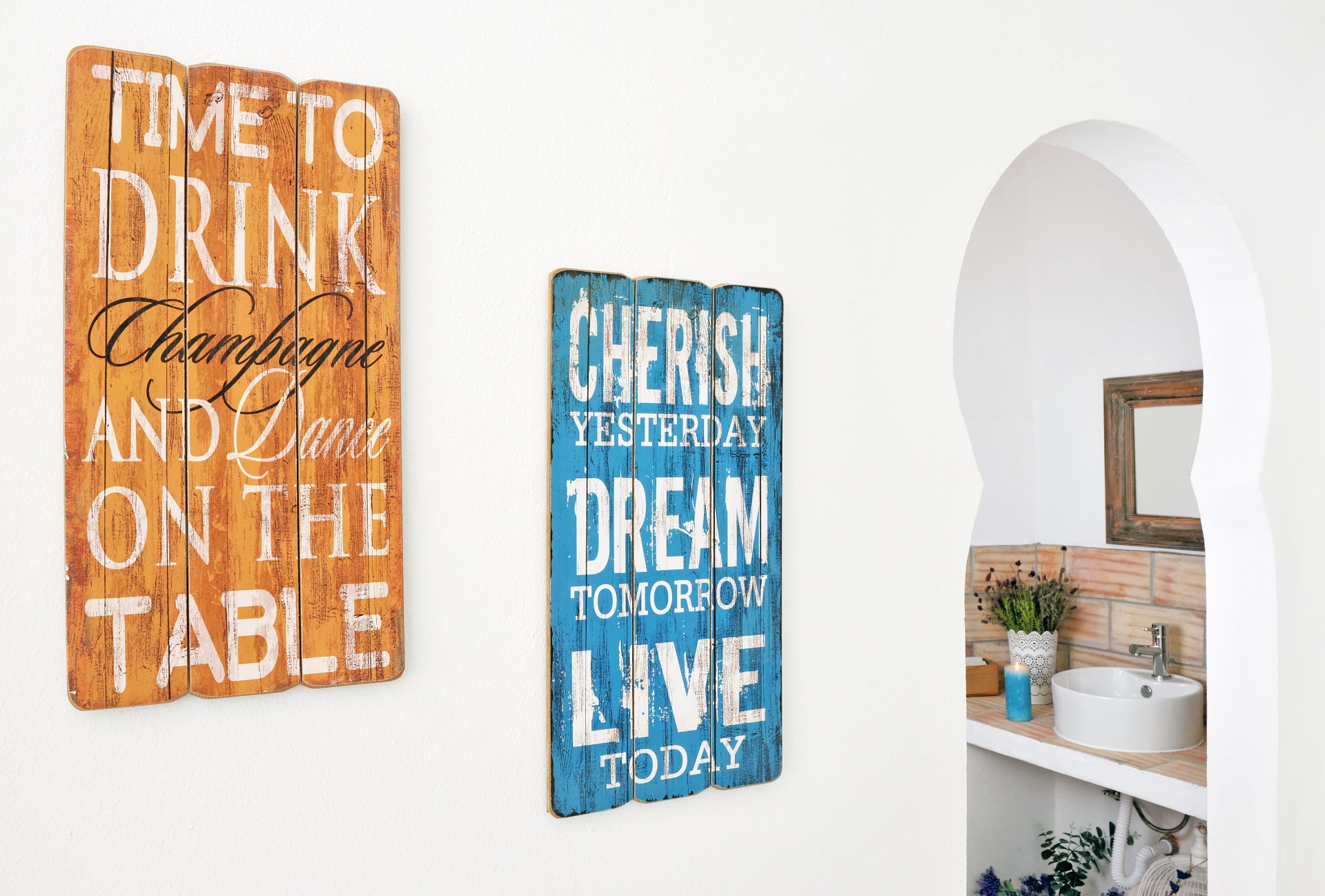 Detalhe decorativo de placas vintage junto a arco mouro