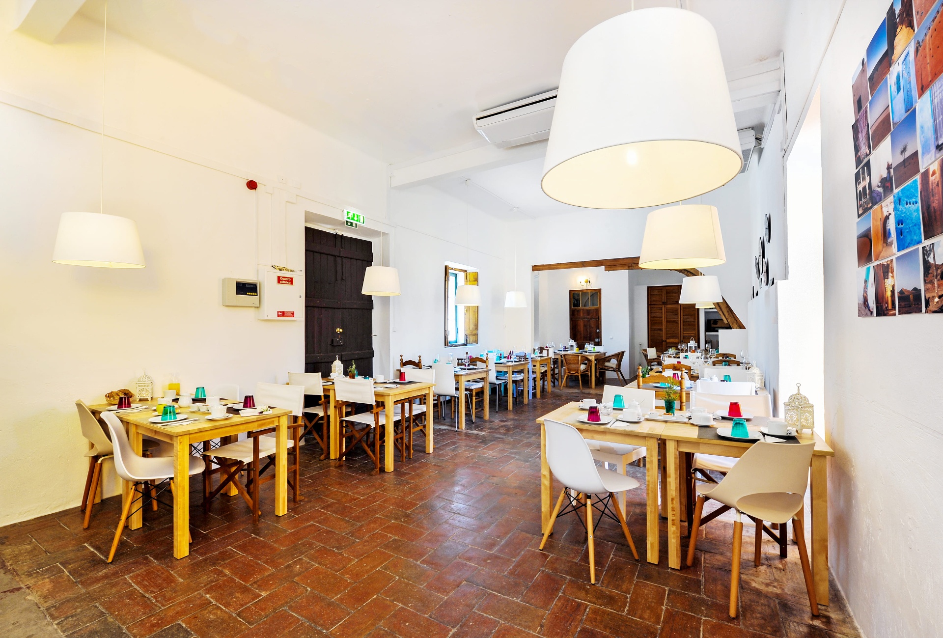 Vista geral da sala de refeições preparada para os hóspedes